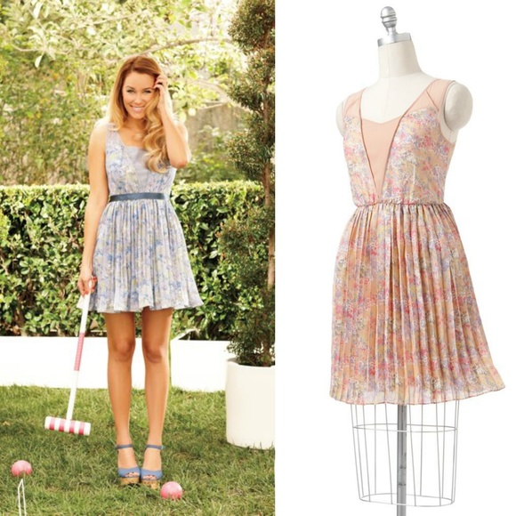 LC Lauren Conrad Dresses & Skirts - NWOT Lauren Conrad Floral Pleated Dress